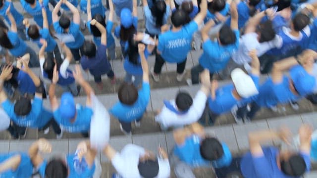 학교 축제를 열정적으로 즐기는 학생들