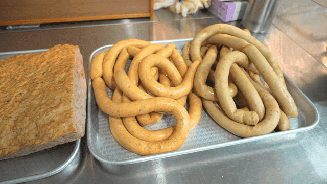 다양한 수제 소시지들이 담긴 쟁반