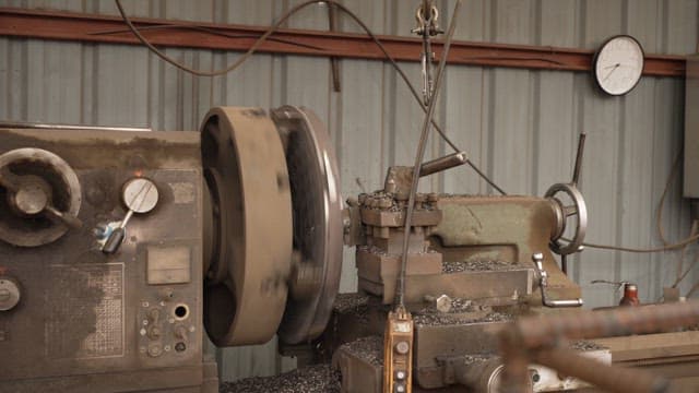 금속을 가공하는 기계