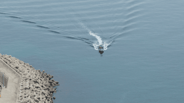 방파제 근처를 항해하는 배