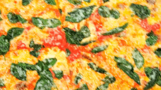 바질 잎이 올려진 갓 구운 피자