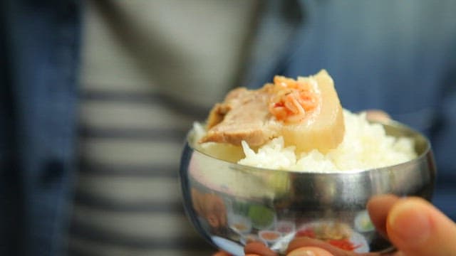 Boiled pork served with sliced ​​garlic and rice