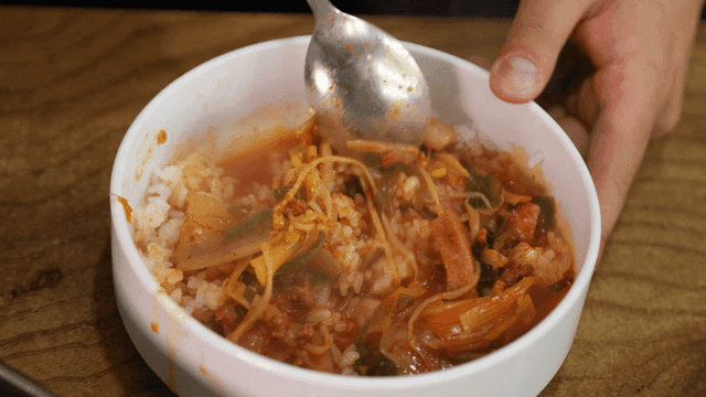 그릇에 밥과 섞인 부대찌개