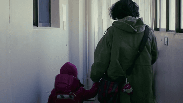 복도를 걸으며 손을 잡고 있는 부모와 자녀