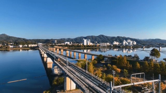 기차가 호수 위의 다리를 건너는 장면