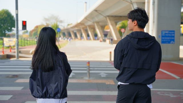 횡단보도에서 기다리며 준비운동을 하는 사람들