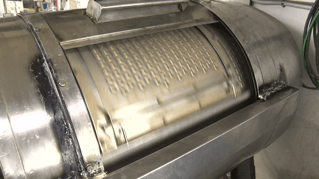 작동 중인 회전 산업 기계