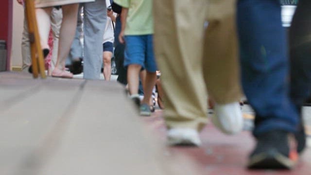 바쁜 도시 거리의 바닥에서 본 풍경