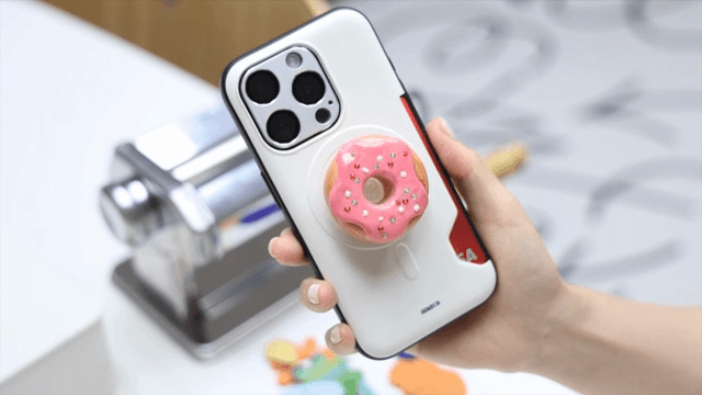 도넛 모양 그립이 있는 스마트폰