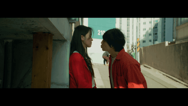 키스 직전의 커플 뒤로 괴롭힘을 당하는 사람