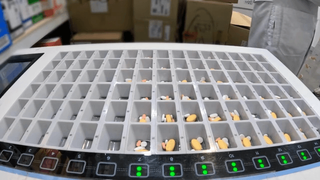 약국 기계에서 정리된 알약