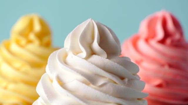 색색의 스프링클로 장식되는 컵케이크