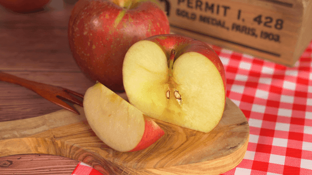 나무 도마 위에 놓인 사과 조각