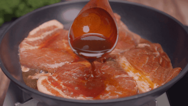 팬에서 요리 중인 양념 돼지고기