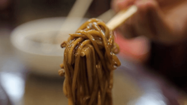 짜장면을 젓가락으로 들어올리는 모습