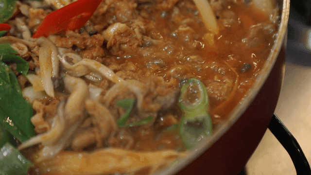 Seasoned thinly sliced ​​duck bulgogi boiling in pan
