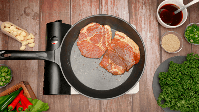 팬에서 요리 중인 양념 돼지고기