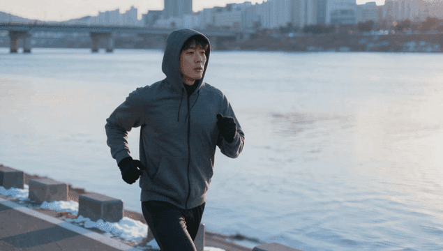 겨울 강변에서 조깅하는 남성