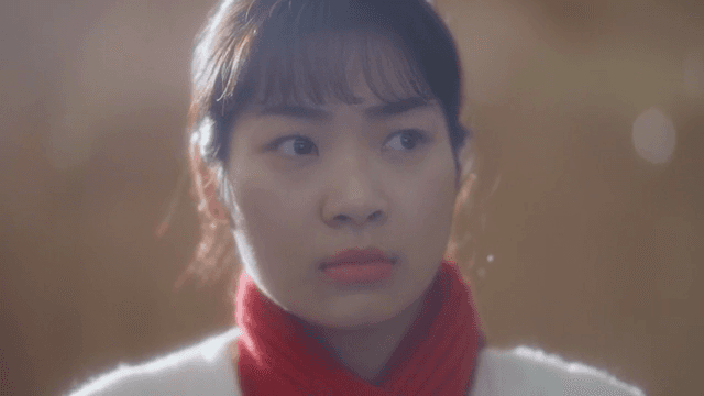 어딘가를 보고 깊은 생각에 빠진 여성