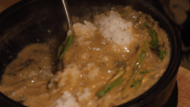 밥을 저으며 끓고 있는 추어탕