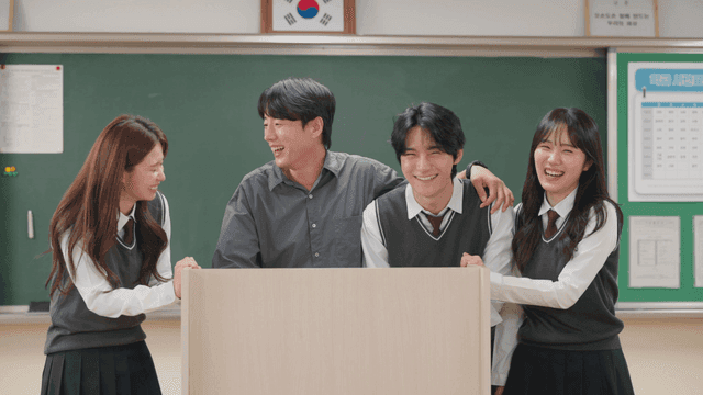 교실에서 웃고 있는 학생들과 선생님