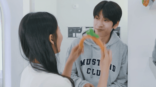 즉석사진관에서 머리띠를 쓰는 커플