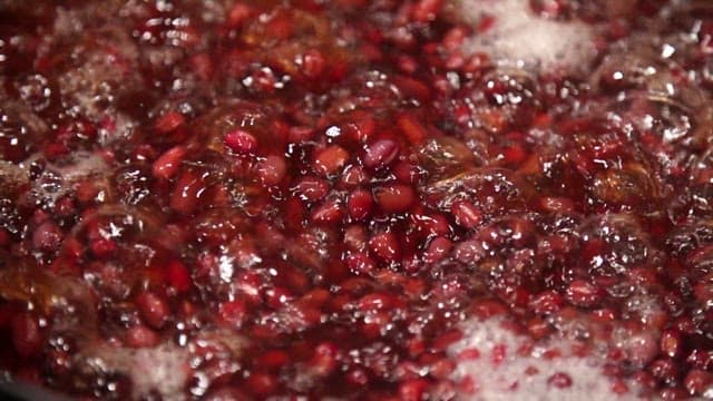 냄비에서 끓고 있는 팥