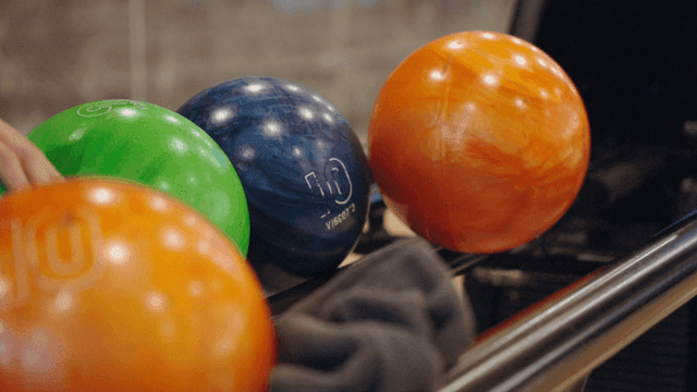 볼링공을 고르는 모습