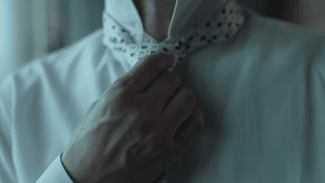 셔츠 위에 넥타이를 매는 사람
