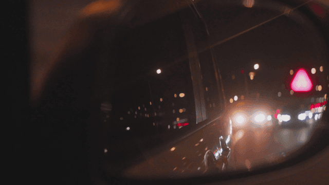 사이드 미러에 비치는 도로의 야경