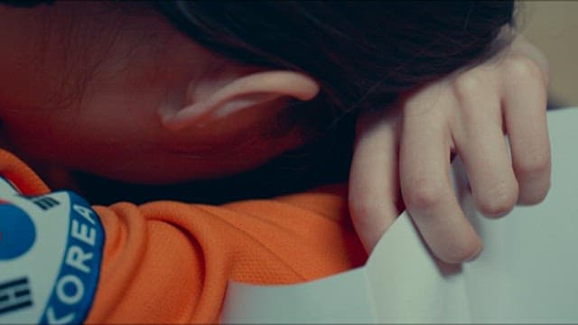 휴지를 쥔 채 엎드려 울고 있는 소방관