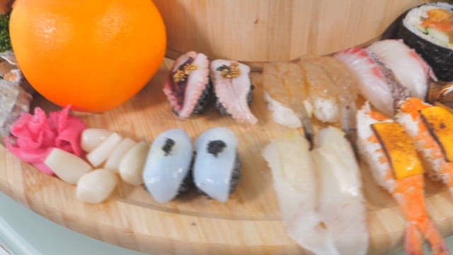 나무판 위에 준비된 다양한 초밥