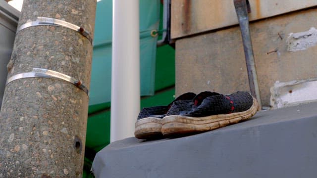 전봇대 옆에 버려진 낡은 신발