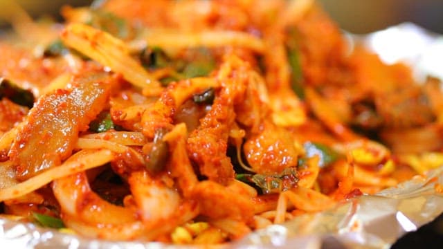 나무젓가락으로 들어올리는 수구레 무침