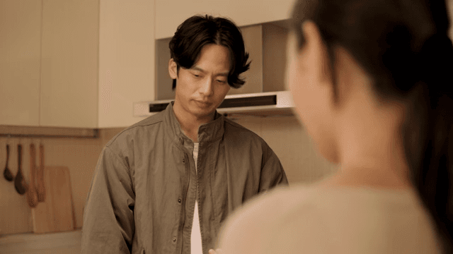 부엌에서 감정적으로 대화하는 남성과 여성