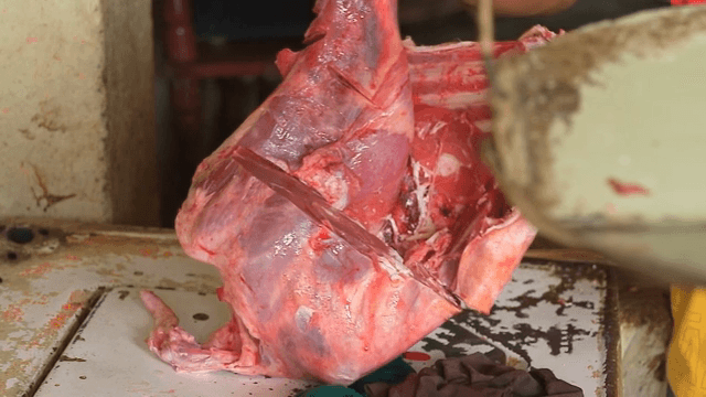 테이블 위에서 가공되는 생고기