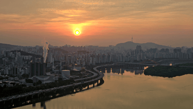 분주한 도시의 일몰