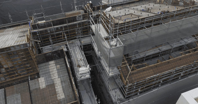 비계와 작업자가 있는 건설 현장