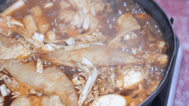 냄비에서 끓고 있는 매운 떡볶이
