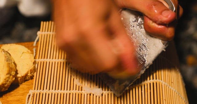 강판에 무 갈기