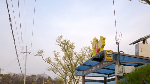 교외 지역 마을의 아늑하고 다채로운 버스 정류장