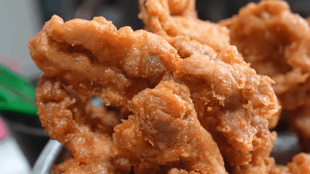 Crispy fried chicken pieces