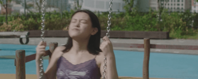 그네를 즐기는 여성