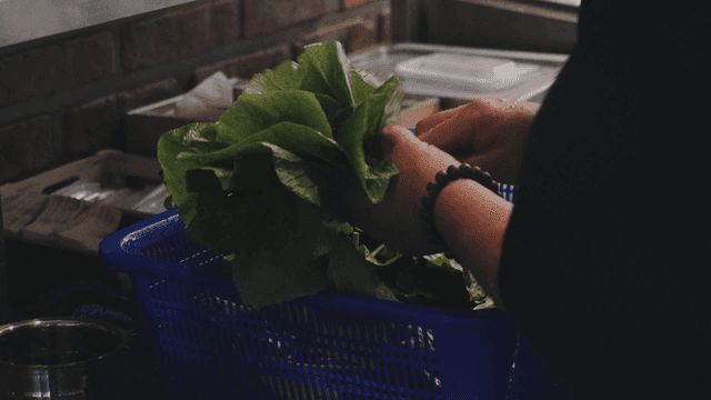 신선한 채소를 준비하는 사람