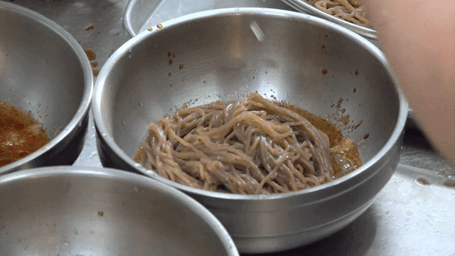 Pouring perilla-oil buckwheat noodles into bowl