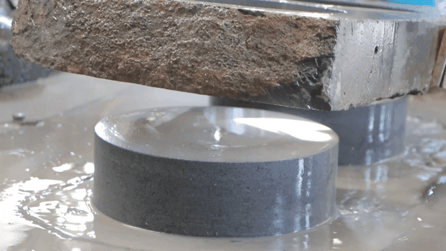 원통형으로 잘려진 현무암 블록