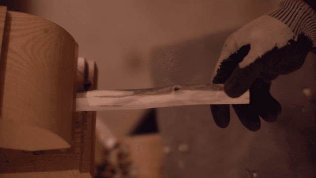 목재가 선반으로 가공되는 모습