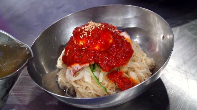 맑은 소뼈 육수를 넣은 밀면