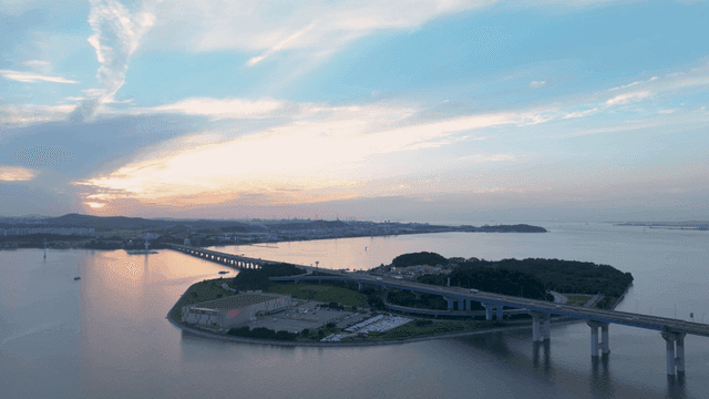 해질녘 바다 위의 다리