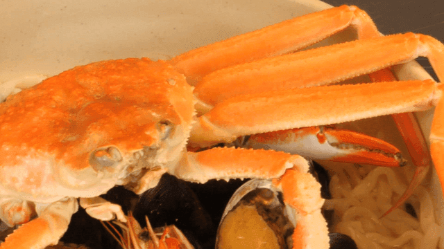 게와 해산물이 들어간 칼국수